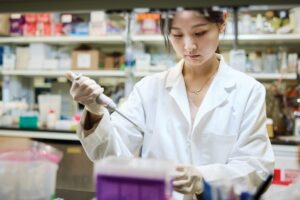 Graduate student Jiayu Ye works in the lab of Sheila A. Stewart, PhD. Stewart’s lab has identified a drug combination that makes T cells more effective in mice with metastatic breast cancer.